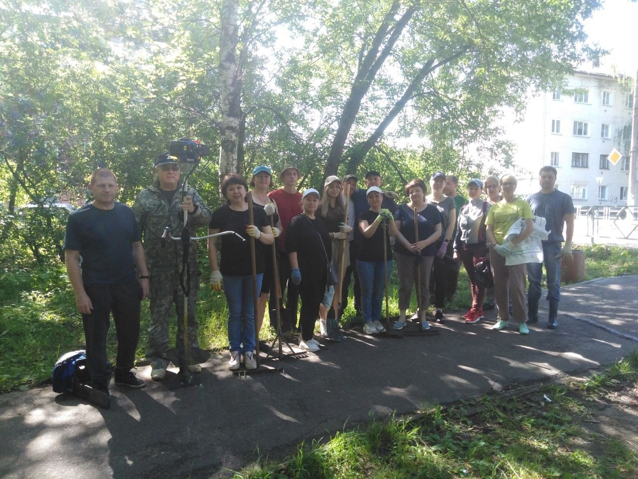 Городской субботник фото. Субботник в субботу. Фото субботника в городе с детьми.