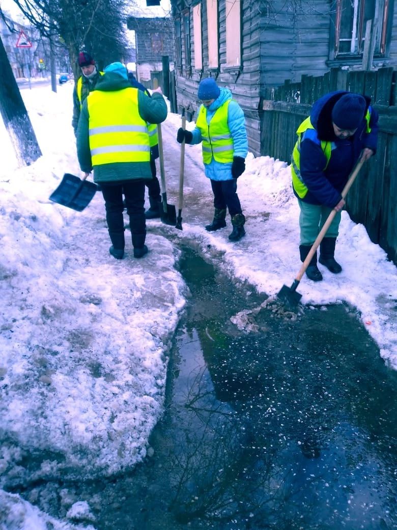 Зима отступила в сады укрылась за сараями. Ворошение снега. Зима не отступает. Ворошение снега регламент. Зима не сдается.